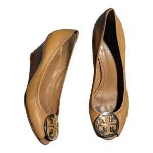 Tory Burch Sally Beige Leather Peep Toe Wooden Heel Logo Wedge Pumps Sz 9.5